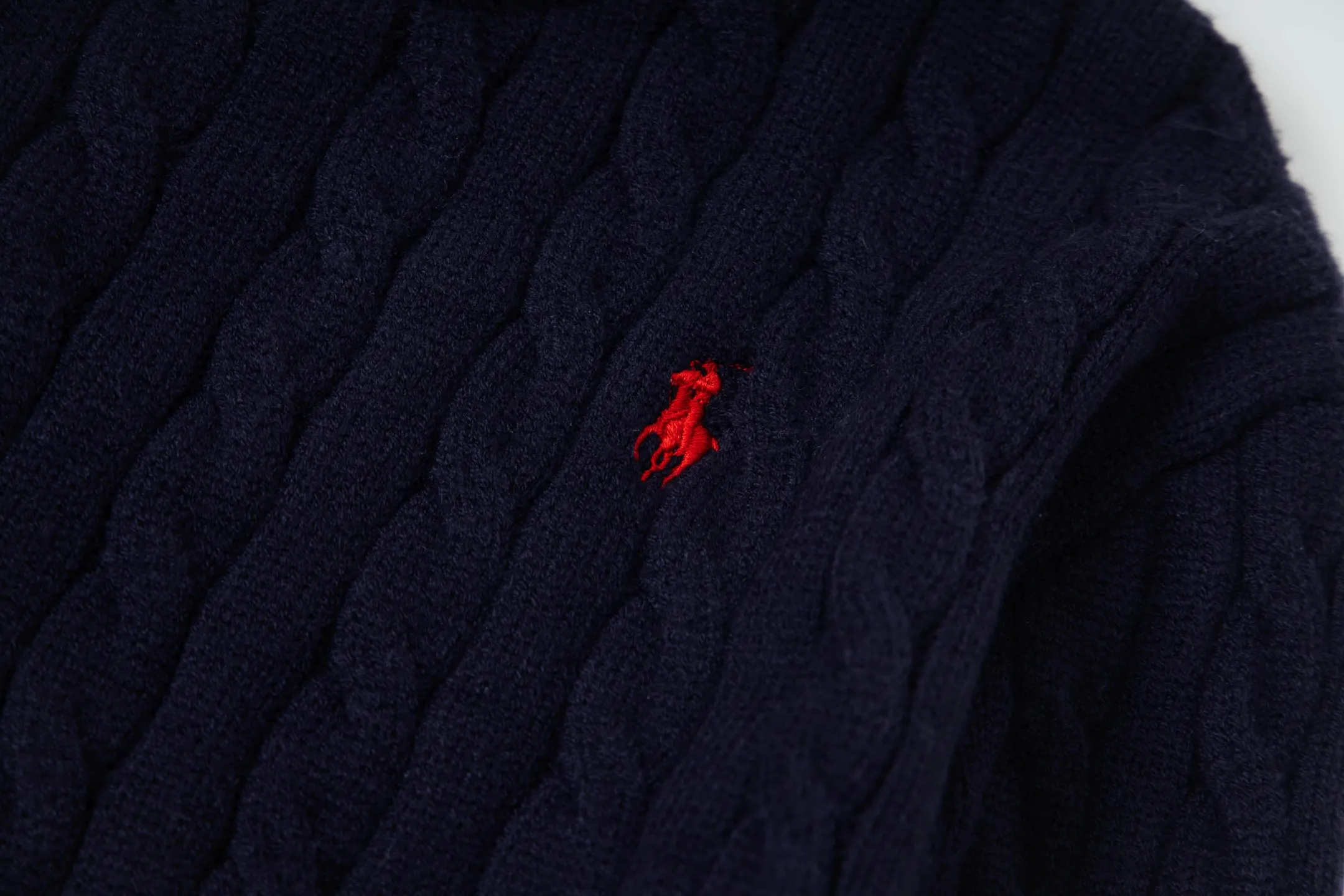 P210 model number: Y195 Ralph Lauren men's round neck sweater men's hemp flower original collar sweater. The version is really good-looking. It can be worn alone or as a jacket to be worn inside or outside. The upper body shows personal fashion charm. Four colors are available. The same style for men and women. A must-see item for new summer products. Tag, hanging grain, washed, packaging bag, full set of accessories. Very good appearance, super exquisite workmanship. Size: S-XL